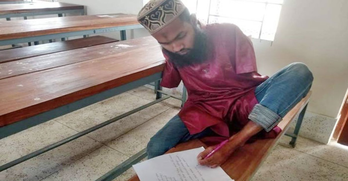 পা দিয়ে লিখে জিপিএ ৪.৫৭ পেলেন হাবিবুর