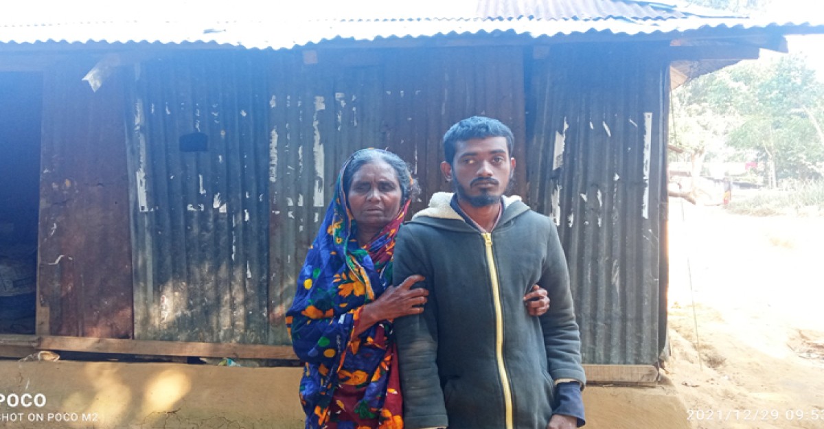 অর্থের অভাবে ছেলের জন্য হুইল চেয়ার কিনতে পারছে না মা