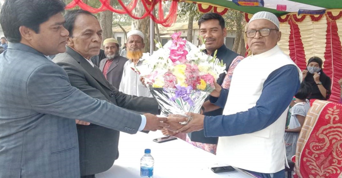 পুরস্কার ক্রীড়াবিদকে সম্মানিত করে ডা. কামরুজ্জামান