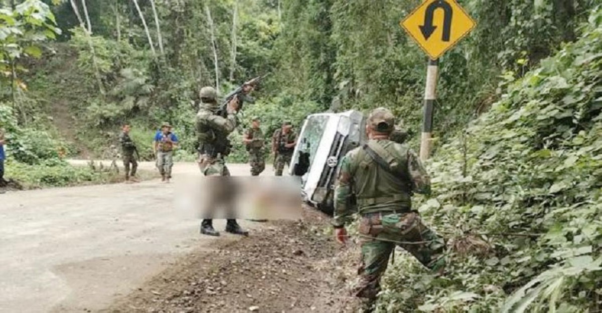 পুলিশের গাড়িতে হামলায় প্রাণ গেল ৭ জনের