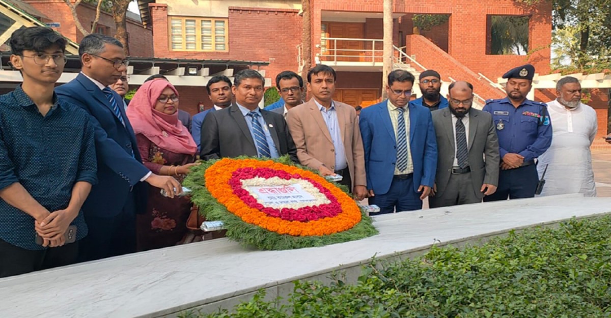 বঙ্গবন্ধুর সমাধিতে গোপালগঞ্জের জেলা ও দায়রা জজ মো. কামরুল হাসানের শ্রদ্ধা