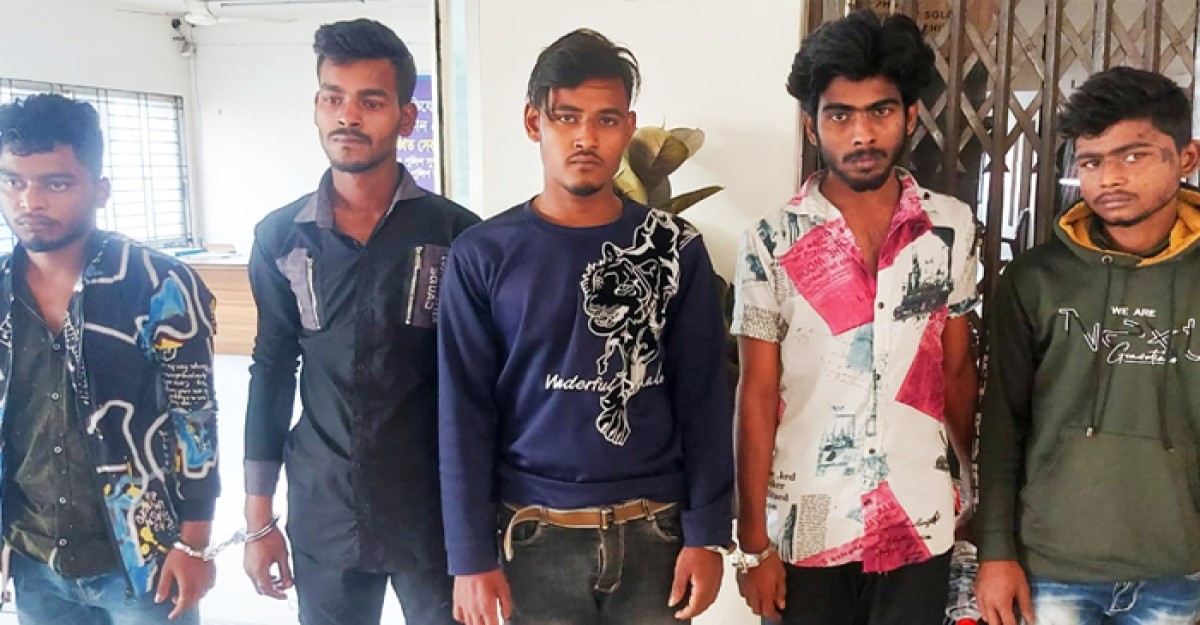 ব্যবসায়ীকে কুপিয়ে টাকা ছিনতাইয়ের ঘটনায় গ্রেফতার ৫