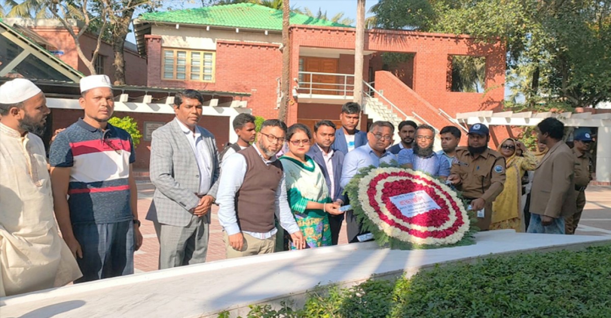 বঙ্গবন্ধুর সমাধিতে সওজ গোপালগঞ্জ জোনের অতিরিক্ত প্রধান প্রকৌশলীর শ্রদ্ধা