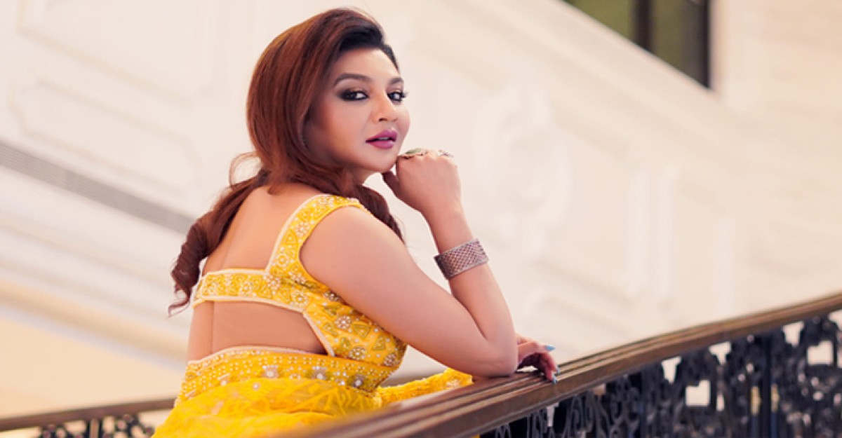 বাসন্তি রঙে উত্তাপ ছড়ালেন জয়া