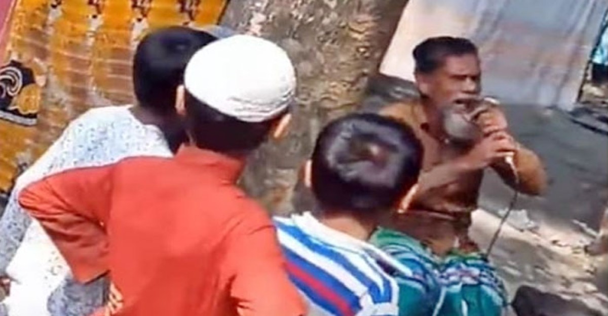 মোবাইল চুরি হওয়ায় মাইক ভাড়া করে চোরকে গালিগালাজ