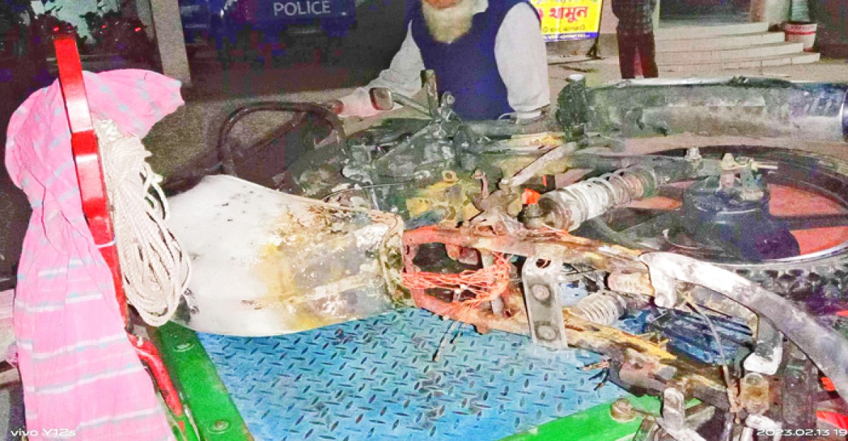 নেশার টাকা না পেয়ে বড় ভাইয়ের মোটরসাইকেল পুড়িয়ে দিল ছোট ভাই