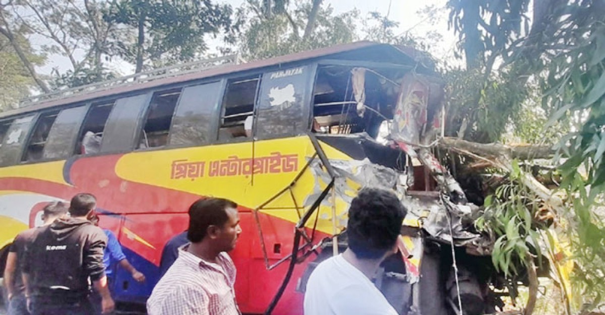 বরিশালে দুই বাসের মুখোমুখি সংঘর্ষে প্রাণ গেল ১ জনের