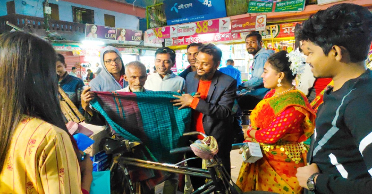 ঝালকাঠিতে ভালোবাসা দিবসে শ্রমজীবী বাবাদের উপহার দিল ইয়াস