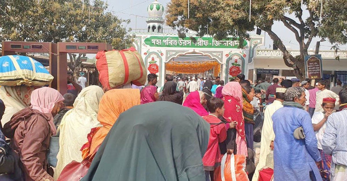 বিশ্ব জাকের মঞ্জিলে লাখো মুসল্লির জুমার নামাজ আদায়