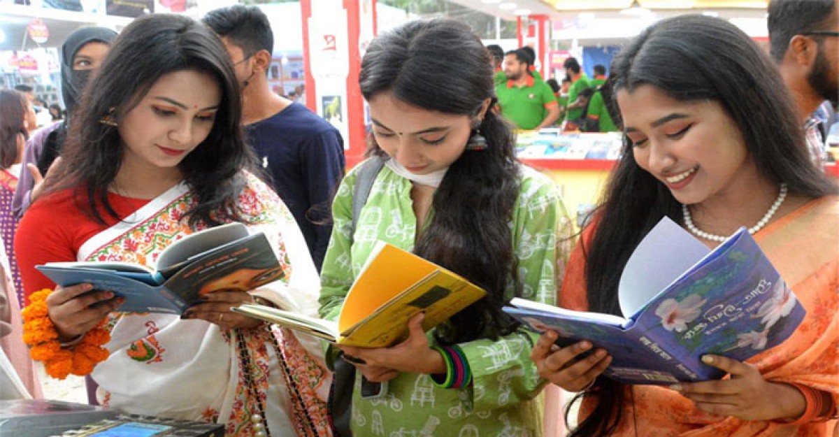 ছুটির দিনে জমজমাট বইমেলা