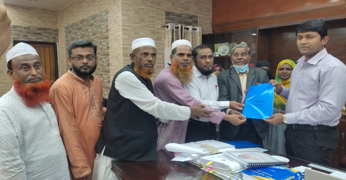 জেলা প্রসাশকের মাধ্যমে প্রাথমিক শিক্ষকদের স্মারকলিপি প্রদান