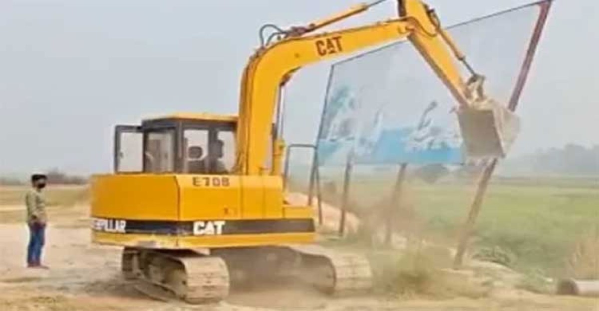 আকসির নগর প্রকল্পের সাইনবোর্ড অপসারণ
