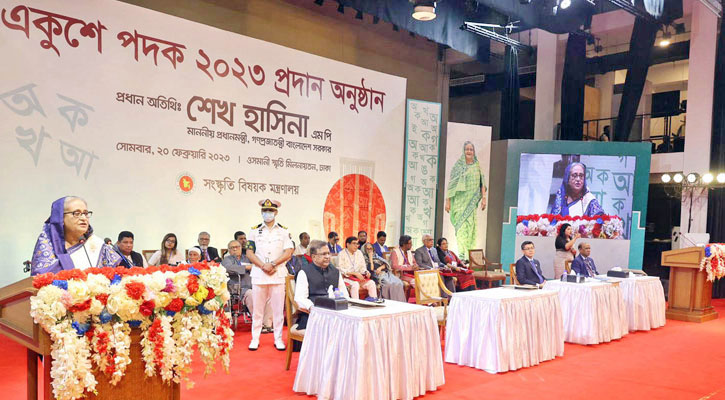 একুশে পদক প্রদান করেছেন প্রধানমন্ত্রী