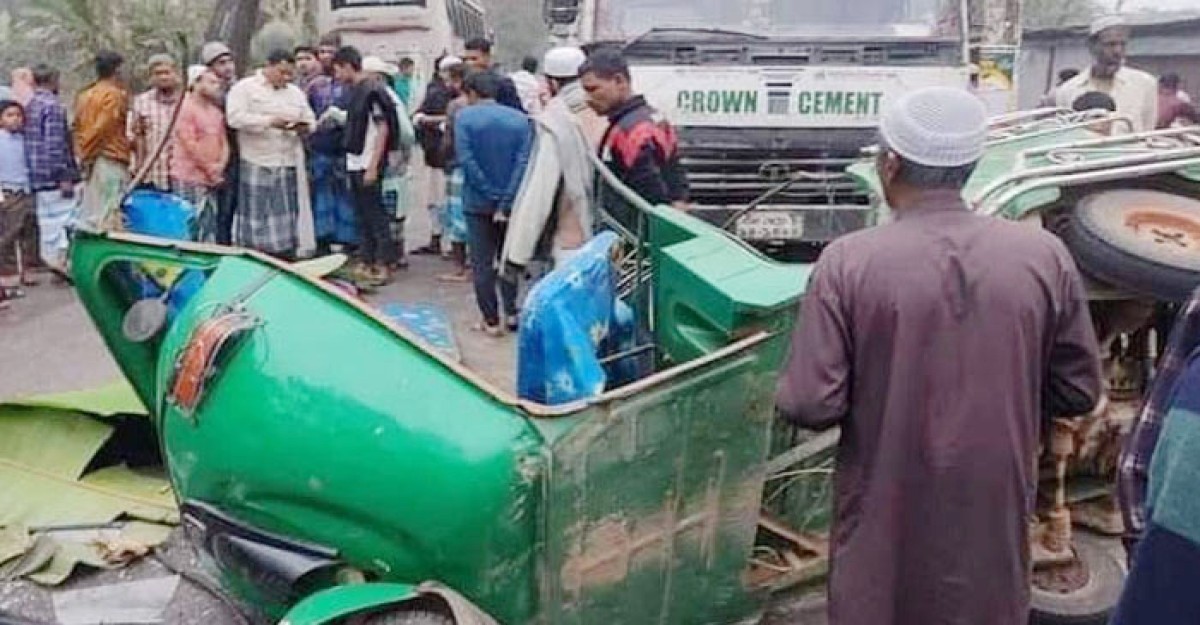 চাঁদপুরে বাসের ধাক্কায় প্রাণ গেল অটোরিকশার তিন যাত্রীর