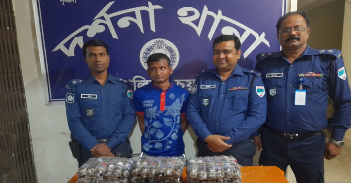 দর্শনায় ফেনসিডিলসহ মাদক ব্যাবসায়ী গ্রেফতার