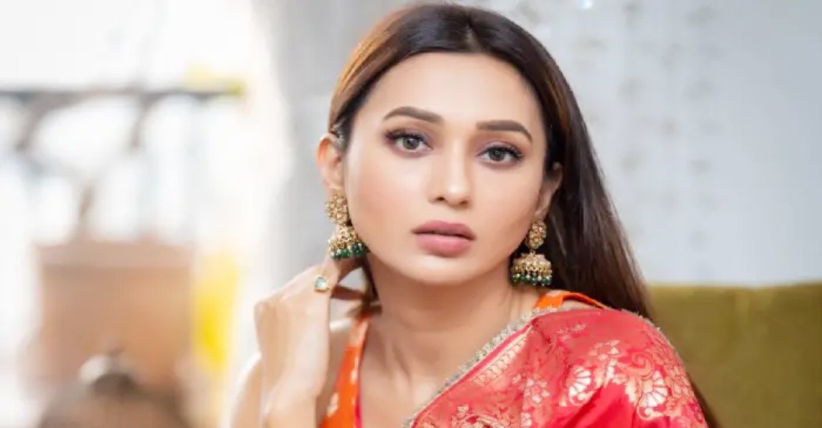 বিমানের খাবারে চুল, মিমি চক্রবর্তীর ক্ষোভ