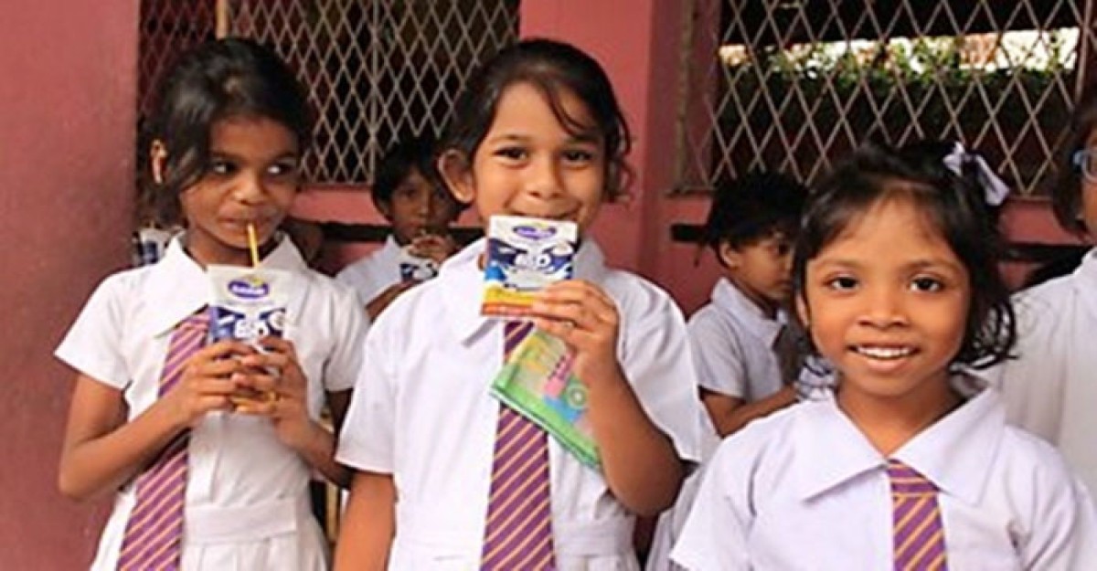 ৩০০ স্কুলে শিক্ষার্থীদের দুধ খাওয়াবে সরকার