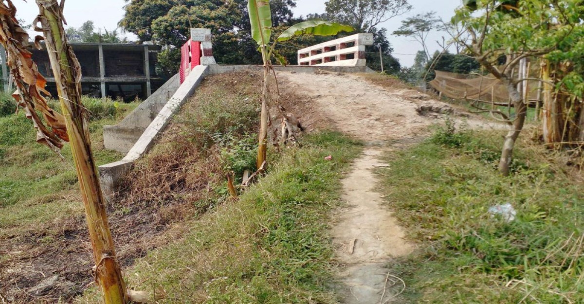 সংযোগ সড়কের অভাবে সুফল মিলছে না সেতুর