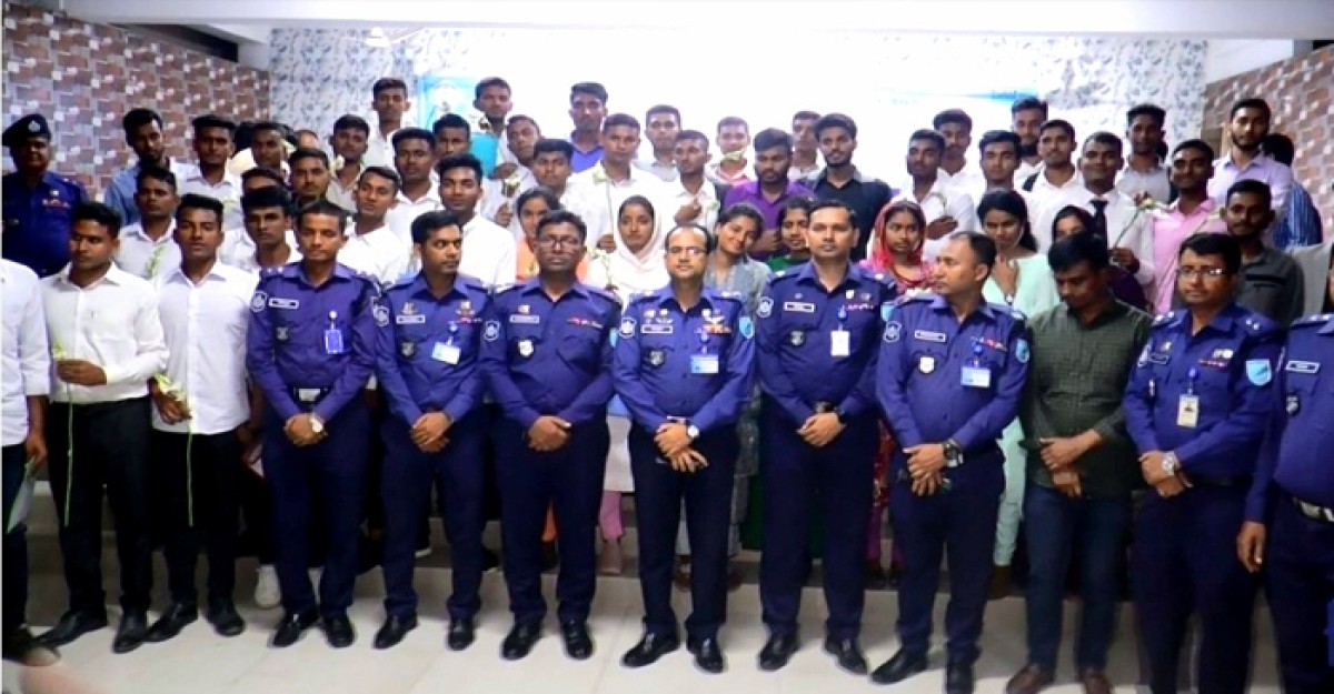 মাদারীপুরে ১২০ টাকায় পুলিশে চাকুরি পেল ৪৫ জন