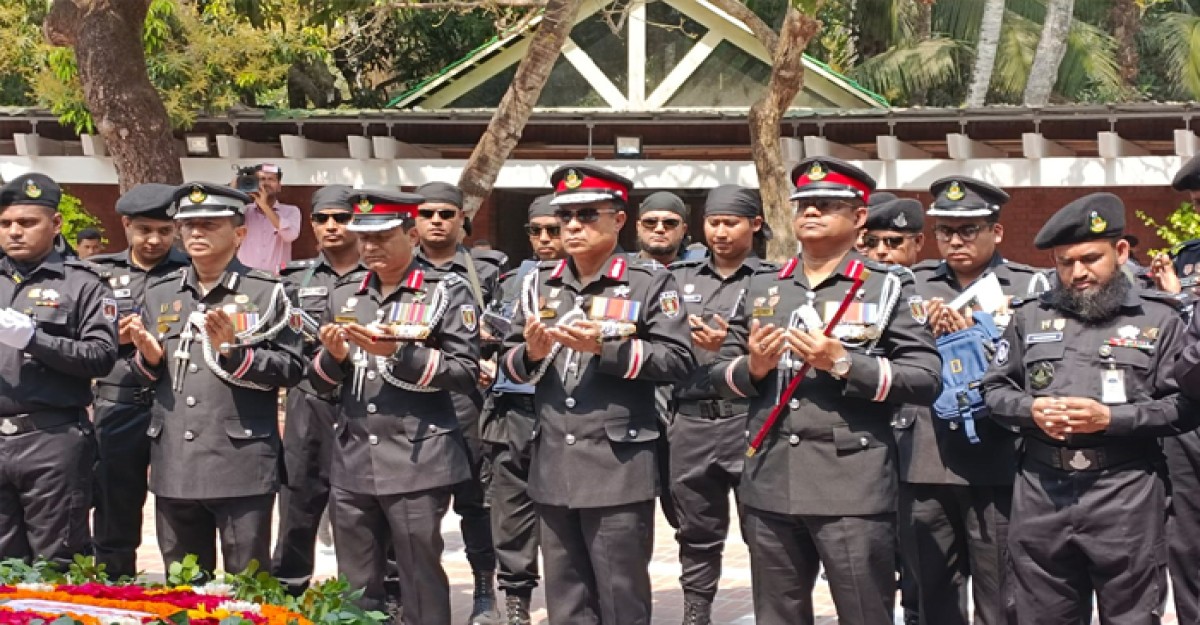 বঙ্গবন্ধুর সমাধিতে র্যাব মহাপরিচালকের শ্রদ্ধা নিবেদন