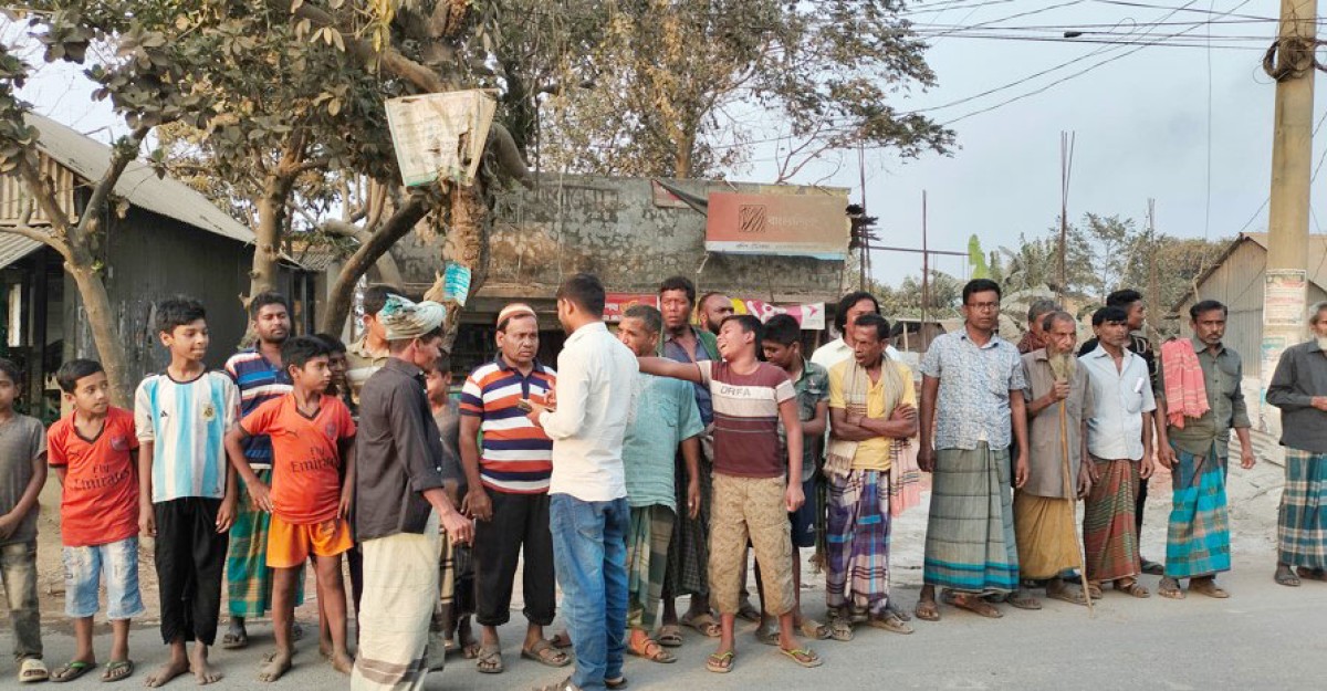 মাটিবাহী ট্রাকের ধাক্কায় স্কুলছাত্র আহতের প্রতিবাদে মানববন্ধন