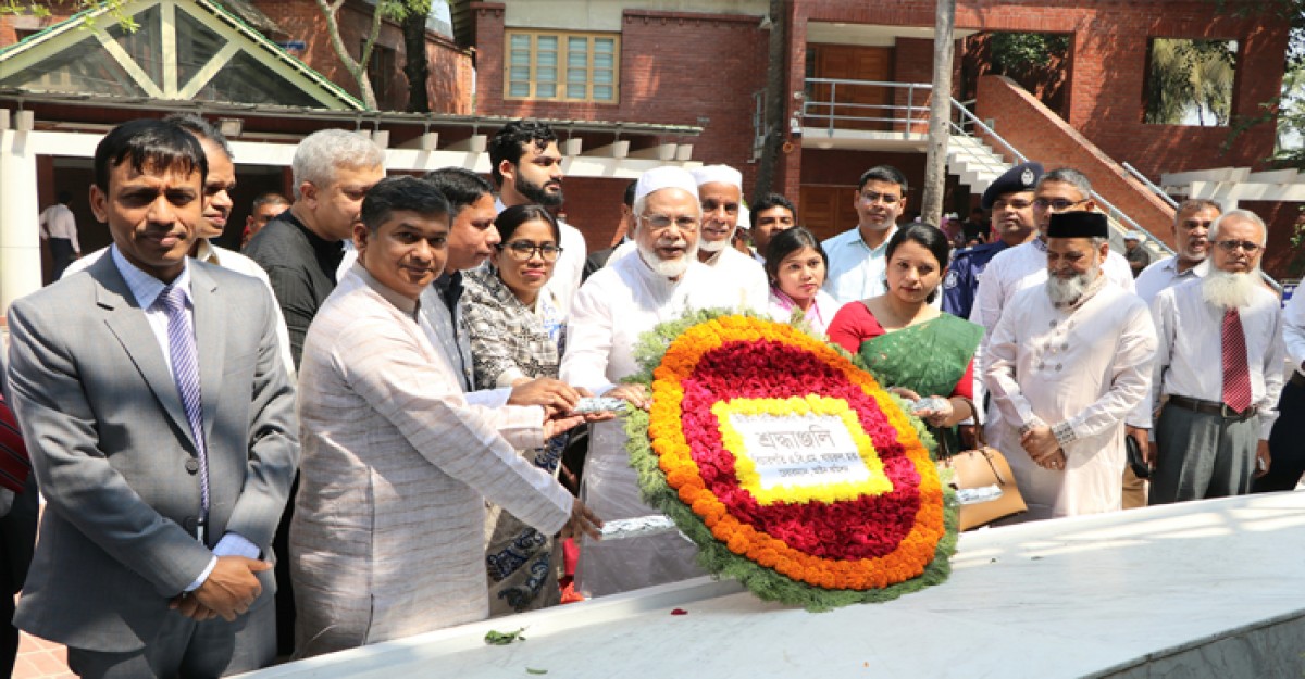 বঙ্গবন্ধুর সমাধিতে জনসাস্থ্য প্রকৌশল ডিপ্লোমা প্রকৌশলী সমিতির নবনির্বাচিত নেতৃবৃন্দের শ্রদ্ধা