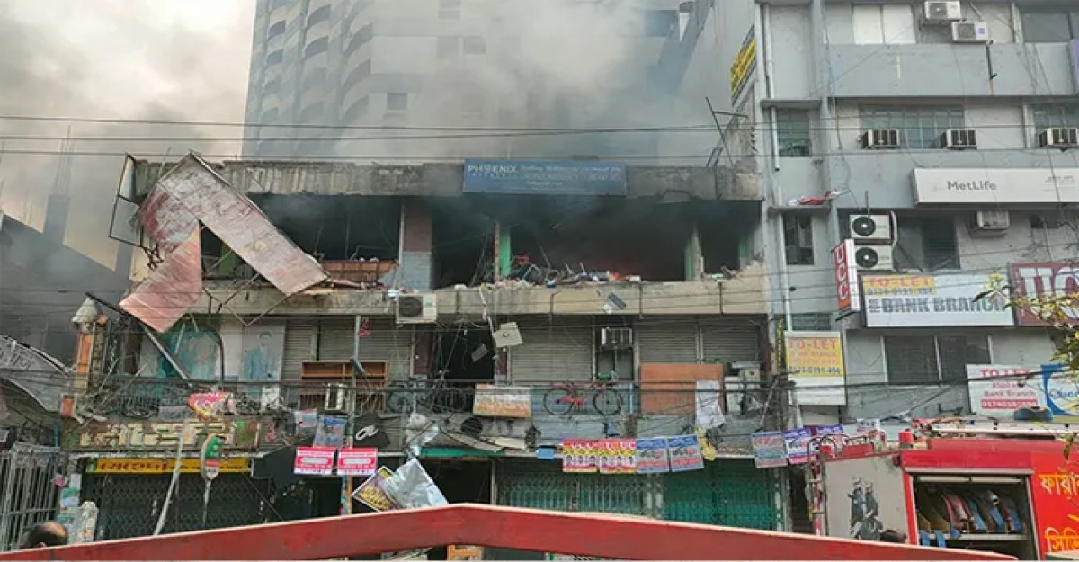 রাজধানীর ধানমন্ডিতে আগুন, নিয়ন্ত্রণে ৪ ইউনিট