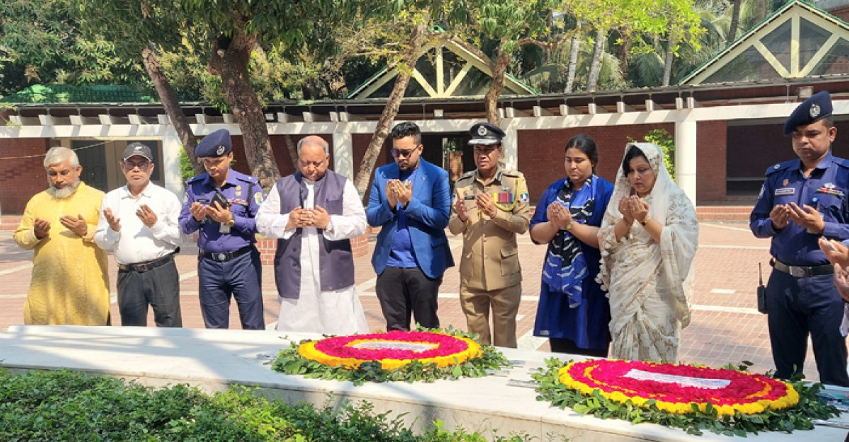 বঙ্গবন্ধুর সমাধিতে অতিরিক্ত আইজিপি জামিল আহমদ এর শ্রদ্ধা নিবেদন