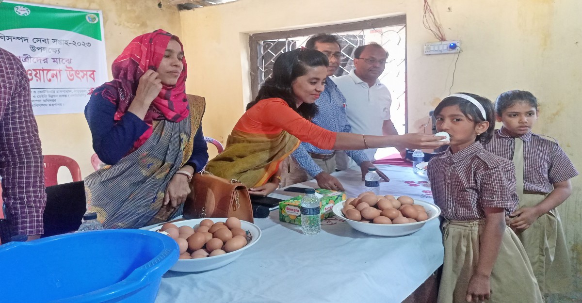 দামুড়হুদায় শিক্ষার্থীদের মাঝে ডিম খাওয়ানো উৎসব