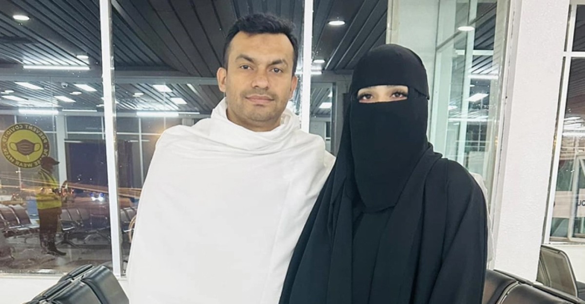 স্বামীসহ ওমরাহ পালনে মাহি