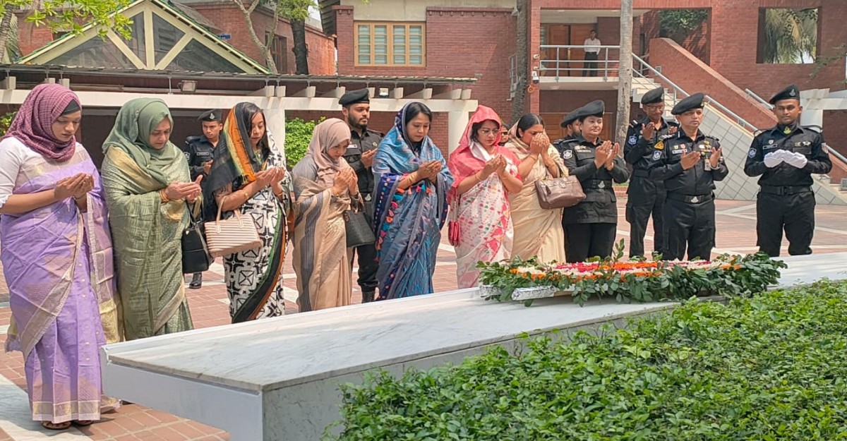 বঙ্গবন্ধুর সমাধিতে র্যাব নারী কল্যাণ সমিতির সভানেত্রীর শ্রদ্ধা