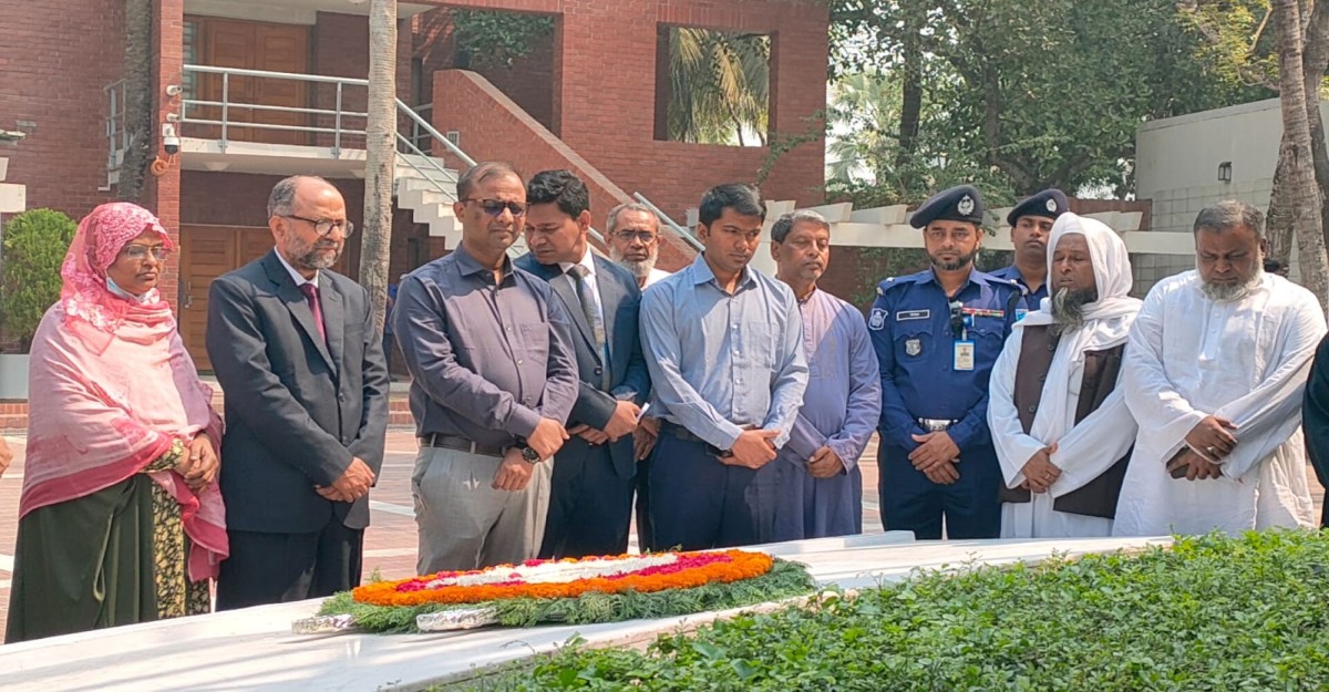 বঙ্গবন্ধুর সমাধিতে বিচারপতি শেখ মো. জাকির হোসেনের শ্রদ্ধা