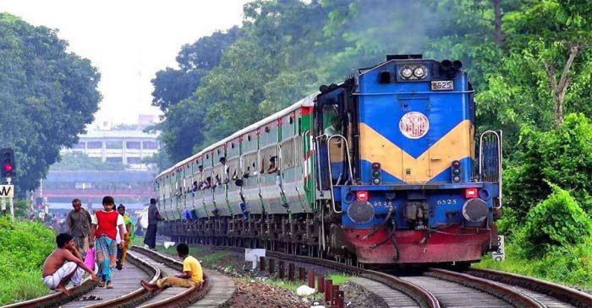 ট্রেনের ধাক্কায় প্রাণ গেল কিশোরের