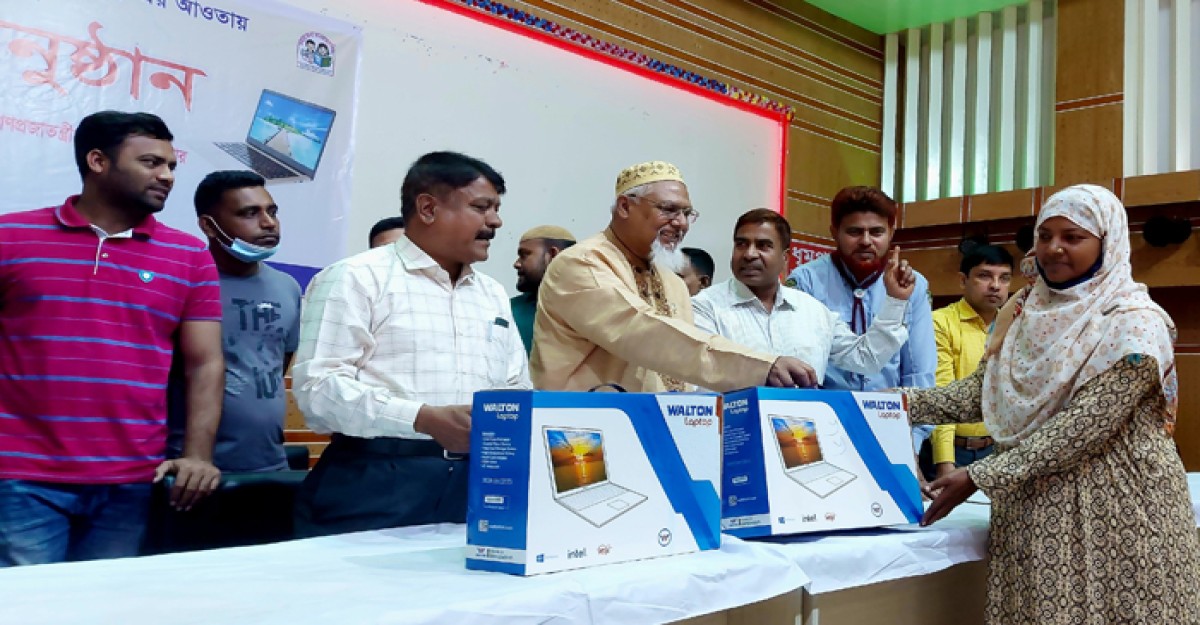 ইসলামপুরে ১৫৭টি শিক্ষা প্রতিষ্ঠানে ধর্ম প্রতিমন্ত্রীর ল্যাপটপ বিতরণ
