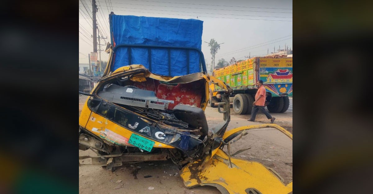 মুরগিবাহী পিকআপ ও ট্রাকের সংঘর্ষে প্রাণ গেল ২ জনের
