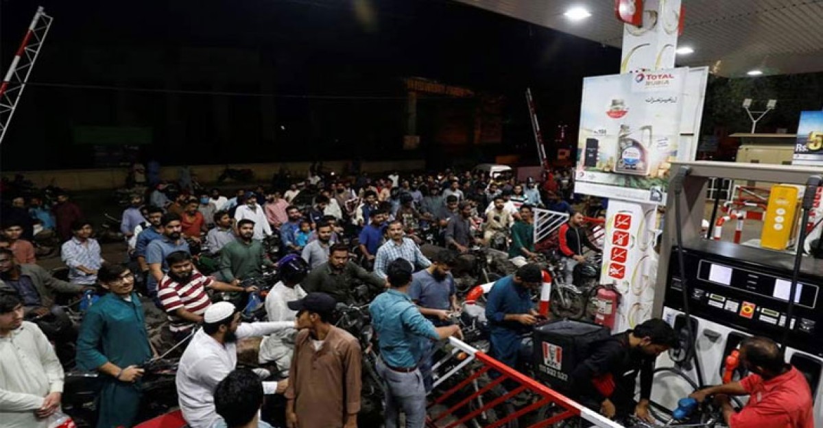 জ্বালানি সংকটে ‘বিধ্বস্ত’ পাকিস্তান