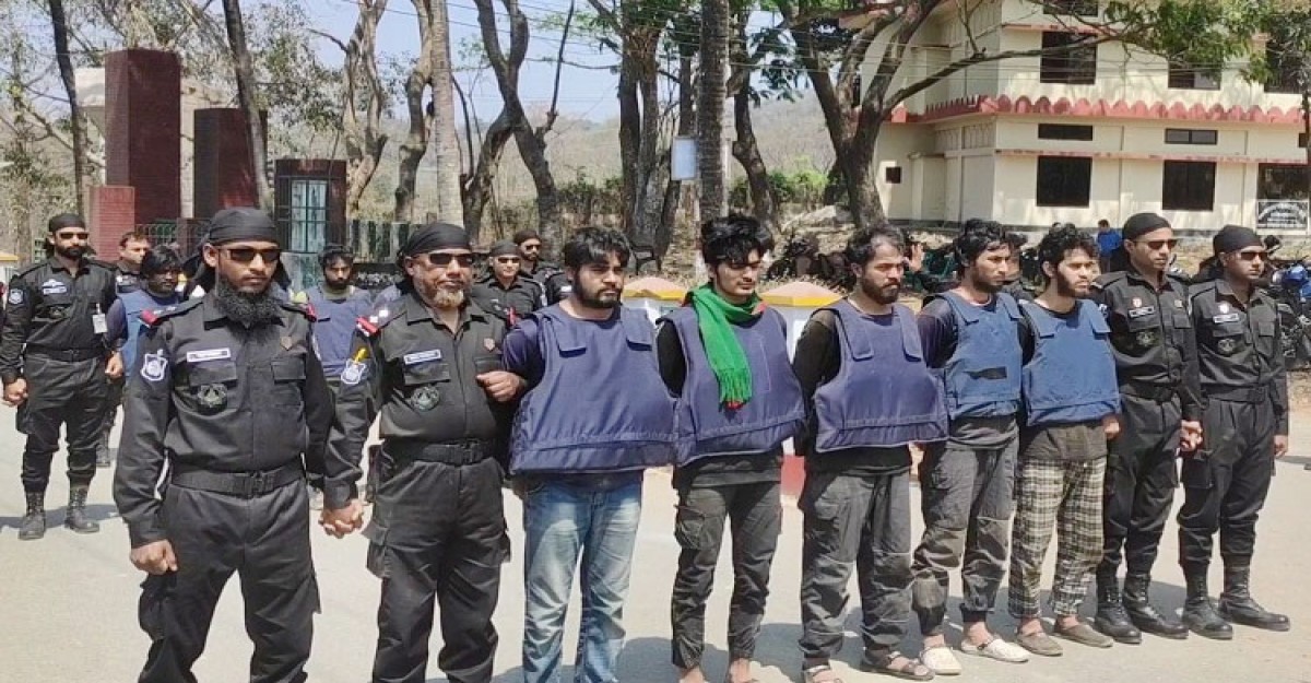 বান্দরবানে জঙ্গি গোষ্ঠীর কমান্ডারসহ ৯ জন গ্রেফতার