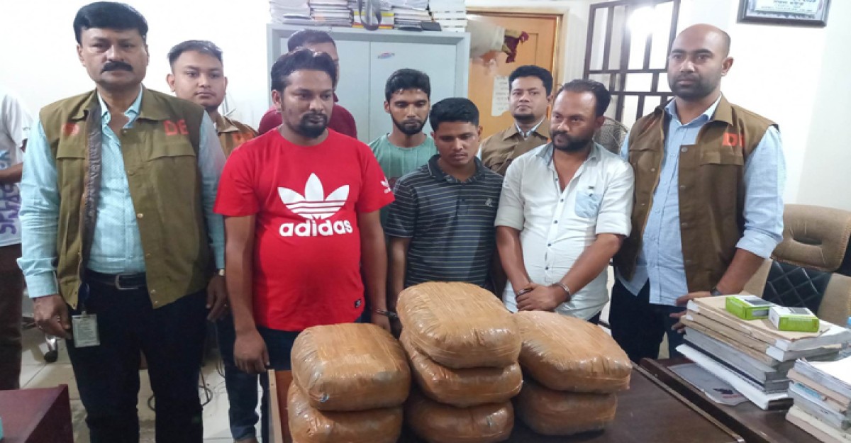 সাভারে ১৪ কেজি গাঁজাসহ ৫ মাদক কারবারি আটক