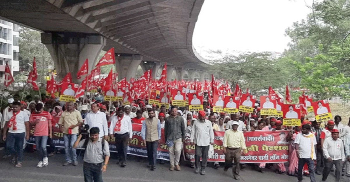 পেঁয়াজের ন্যায্যমূল্যের দাবিতে পদযাত্রা