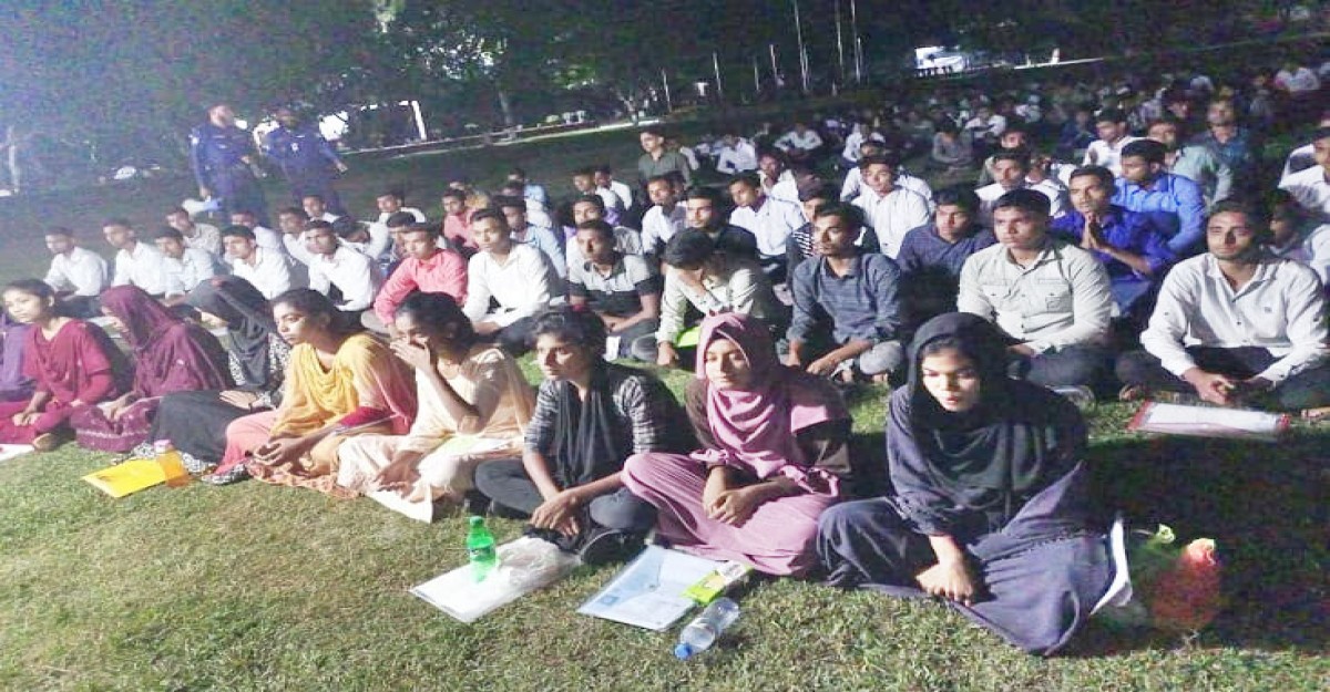 ১২০ টাকায় পুলিশের চাকরি পেল ৬৭ জন