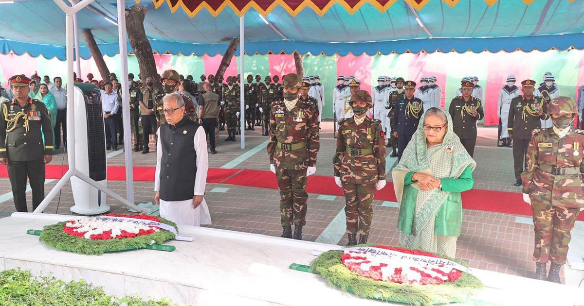 বঙ্গবন্ধুর সমাধিতে রাষ্ট্রপতি ও প্রধানমন্ত্রীর শ্রদ্ধা নিবেদন