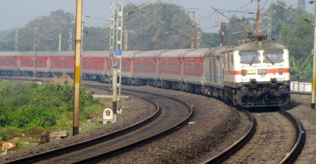 রেললাইন পার হতে গিয়ে ছিন্নভিন্ন ৩ যুবক
