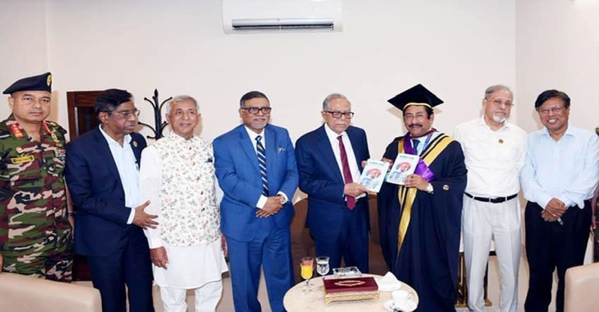 রাষ্ট্রপতিকে নিজের লেখা বই উপহার দিলেন বিএসএমএমইউ'র উপাচার্য ডা. শারফুদ্দিন