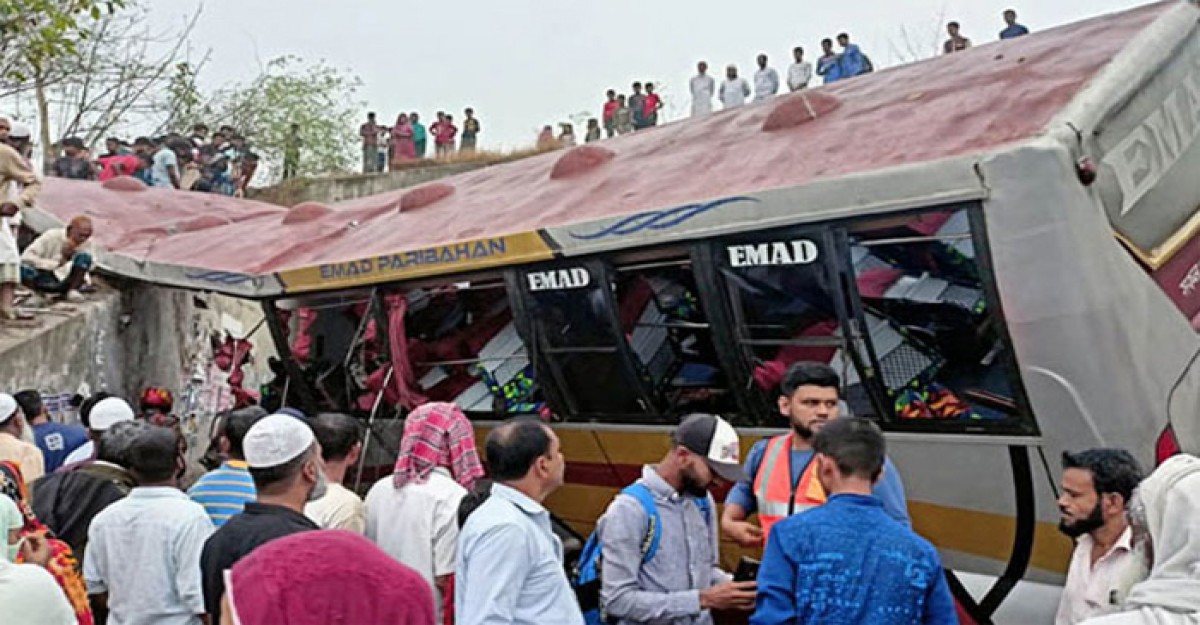 পদ্মা সেতুর এক্সপ্রেসওয়েতে নিয়ন্ত্রণ হারিয়ে বাস খাদে, নিহত ২০