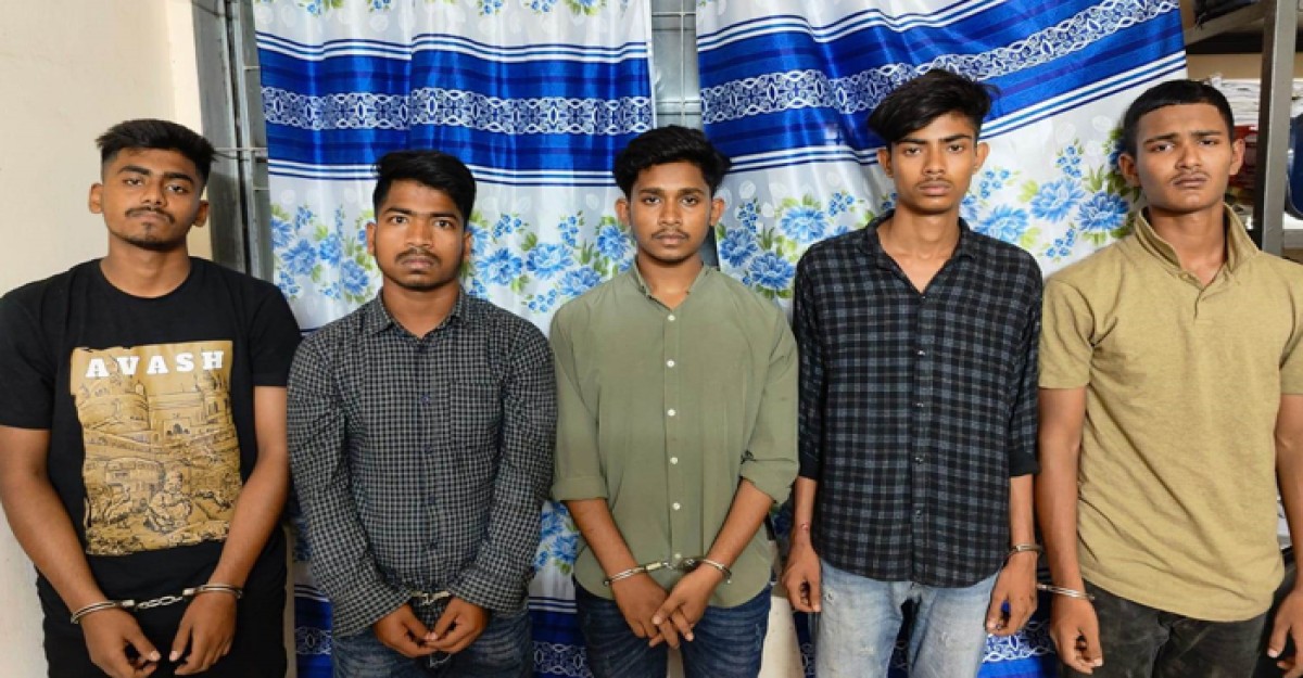 পর্যটককে ছুরিকাঘাত, কক্সবাজারে ৫ ছিনতাইকারী আটক