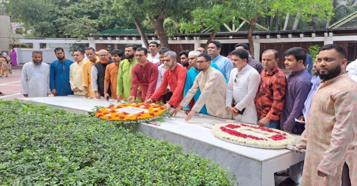 বঙ্গন্ধুর সমাধিতে বাংলাদেশ সচিবালয় বহুমুখী সমবায় সমিতির শ্রদ্ধা নিবেদন