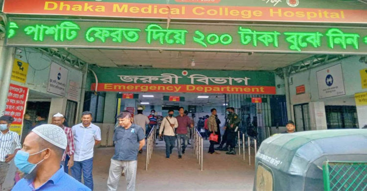আজিমপুরে সড়ক দুর্ঘটনায় প্রাণ গেল বাসের হেল্পারের