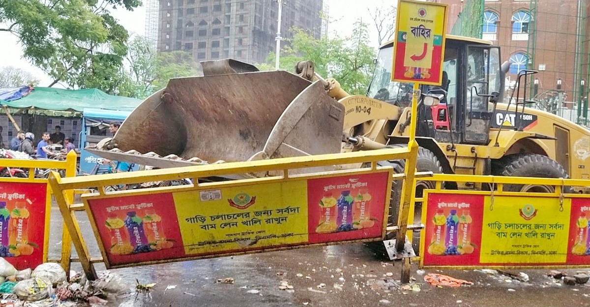 ঢামেকের সামনের ডিভাইডার সরাল দক্ষিণ সিটি করপোরেশন