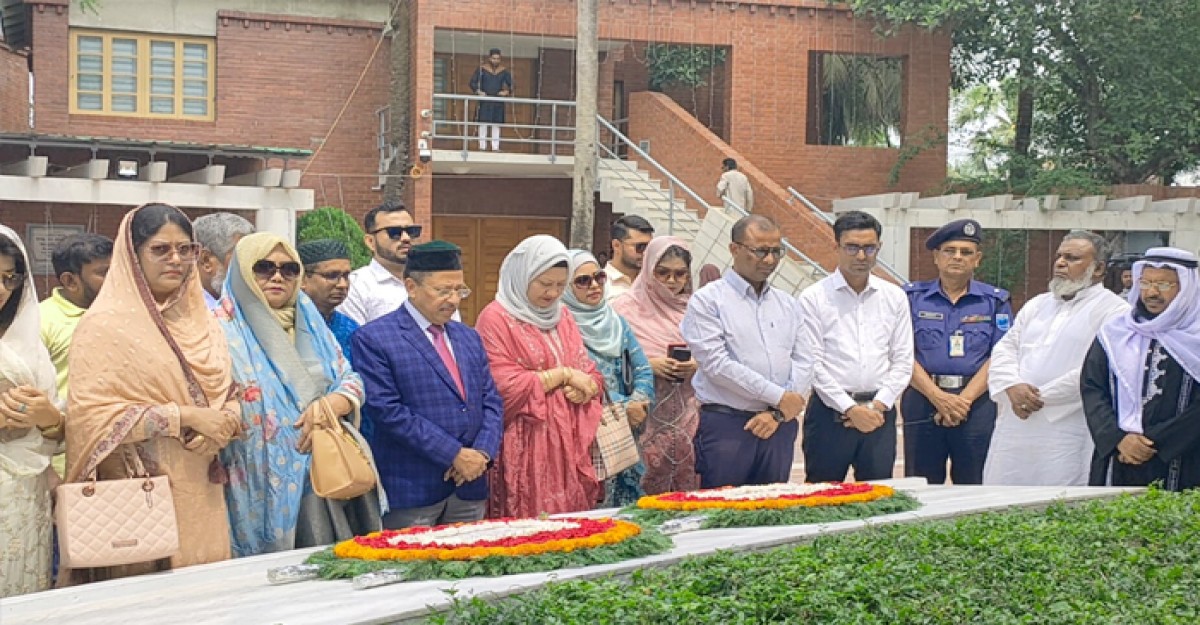 বঙ্গবন্ধুর সমাধিতে বিচারপতি এ এন এম বসির উল্লাহ -এর শ্রদ্ধা