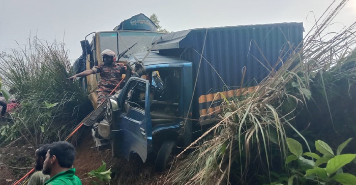 ঘোড়াঘাটে কাভার্ড ভ্যান-ট্রাকের সংঘর্ষে প্রাণ গেল একজনের